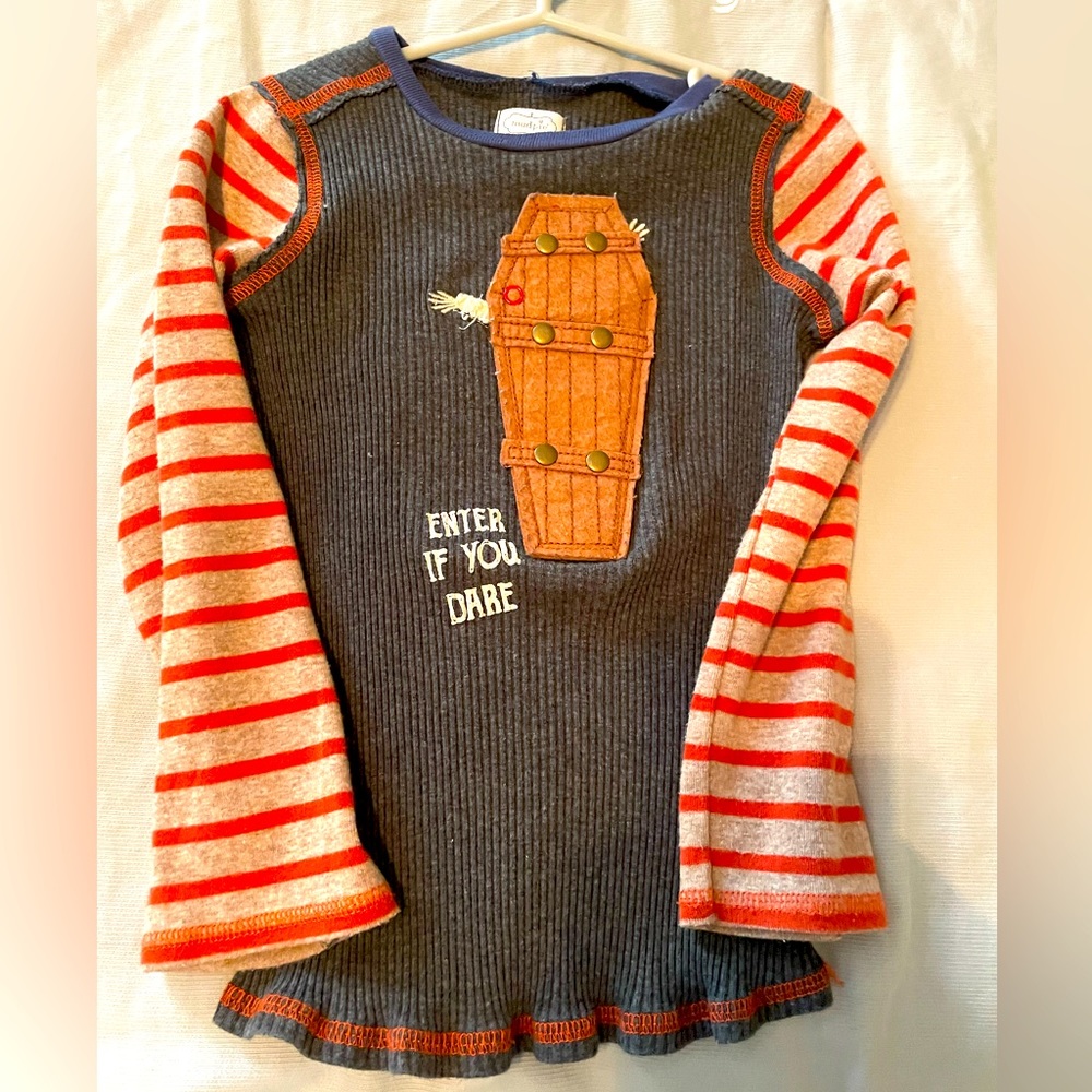 Skeleton gray tshirt, LS stripe. Mudpie 4-5t. Coffin opens to mummy skeleton.